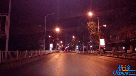 我的人生只有凌晨五点的闹钟