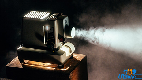 《一球成名》:绿色天空下的黑白斑斓