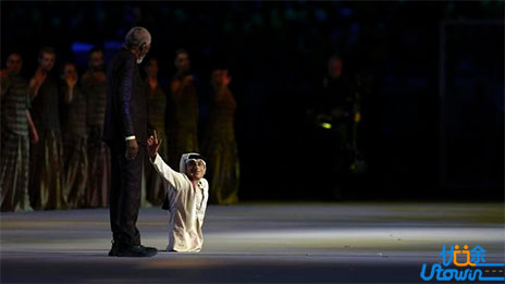 世界杯开幕式上的“半身小伙”，他的故事超励志！