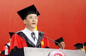 北大校长林建华为“创新课程”加油